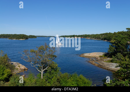 In barca a vela e rotonde tipiche rocce levigate, roches moutonnées, su finhamn isola nel centro di Stoccolma, arcipelago di Stoccolma Foto Stock