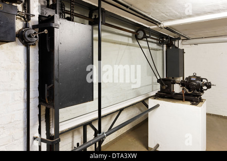 Keller unter dem Damenzimmer, restaurierter meccanismi zum Versenken des großen Fensters zum Garten, geöffneter Zustand Foto Stock