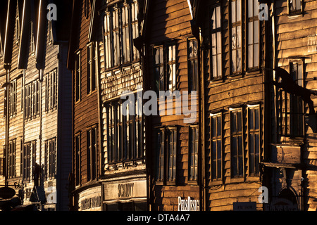 Fila di case, Tyske Bryggen nella luce della sera, Bergen Hordaland, Norvegia Foto Stock