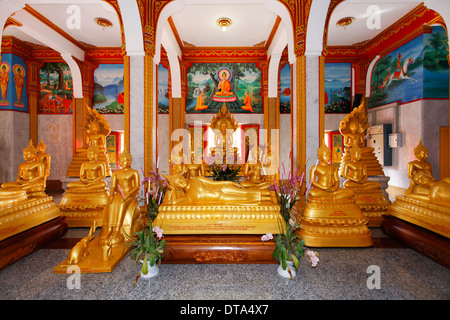 Dorare statue di Buddha e Buddha reclinato, Wat Chalong tempio, Phuket, Tailandia Foto Stock