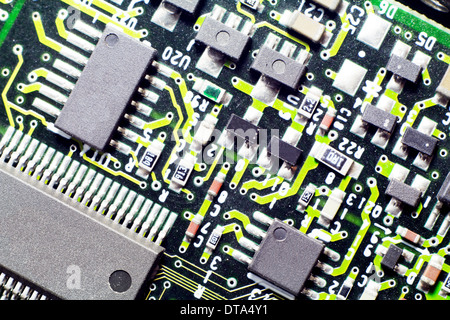 Microchip da altri elementi su una scheda di circuito Foto Stock