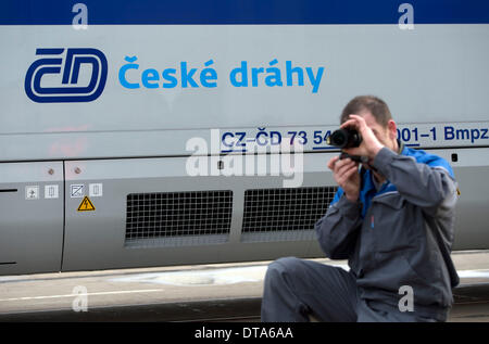 Vienna, Austria. 12 feb 2014. Nuovi treni railjet (Viaggio Comfort), realizzato per le ferrovie ceche, è visto in pianta di Siemens a Vienna, Austria, 12 febbraio 2014. Le ferrovie ceche riceveranno i primi nuovi treni da Siemens per la fine di aprile e tutte le sette treni dovrebbero arrivare alla Repubblica ceca entro il mese di novembre di quest'anno. © Katerina Sulova/CTK foto/Alamy Live News Foto Stock