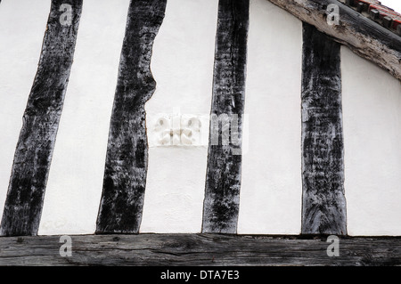 Fleur de Lis, Lana merchant's mark, sulla parete di una struttura di legno edificio a Lavenham, Suffolk. Foto Stock