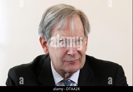 Leipzig, Germania. Xiii Febbraio, 2014. Direttore britannico Sir John Eliot Gardiner colloqui nel corso di una conferenza stampa a Bachmuseum a Leipzig, Germania, 13 febbraio 2014. Il conduttore, ben noto come uno specialista del XVIII secolo di musica, è stato nominato come presidente dell'archivio di Bach Foundation. Foto: SEBASTIAN WILLNOW/dpa/Alamy Live News Foto Stock