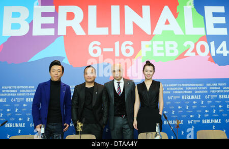 Berlino, Germania. Xiii Febbraio, 2013. Attore cinese Huang Bo, direttore Ning Hao, attore cinese Xu Zheng e atress Yu Nan (L-R) di partecipare alla conferenza stampa per promuovere il film "terra di nessuno" al sessantaquattresimo Berlinale Festival Internazionale del Cinema di Berlino, Germania, il 13 febbraio, 2013. Credito: Zhang ventola/Xinhua/Alamy Live News Foto Stock