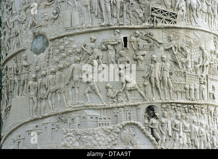 Roma. Colonna di Traiano, II secolo D.C. Eretto per commemorare la vittoria dell'imperatore Traiano nelle guerre dei Daci. Foro Traiano. Foto Stock