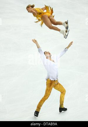 Sochi, Russia. Xiii Febbraio, 2014. Tatiana Volosozhar e Maxim Trankov della Russia competere in coppie di pattinaggio gratuito del pattinaggio artistico della manifestazione presso il palazzo di Iceberg durante la Sochi 2014 Giochi Olimpici di Sochi, Russia, 12 febbraio 2014. Foto: Christian Charisius/dpa/Alamy Live News Foto Stock