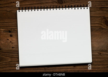 La rilegatura a filo libro di scarto su un rustico sfondo di legno con copia spazio per l'inserimento del tuo messaggio o gli elementi di design. Foto Stock