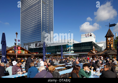 Berlino, Germania, i visitatori della Oktoberfest a Alexanderplatz Foto Stock