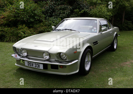 A ottanta Aston Martin V8 Vantage in verde in un paese occidentale car show in Inghilterra 2013 Foto Stock