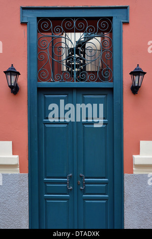 Blu porta in legno con antichi letti in ferro battuto con pattern. Dettagli architettonici. Foto Stock