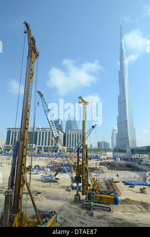 Lavori di costruzione di prendere posto vicino al Burj Khalifa - Il mondo del più alto edificio - in Dubai, UAE. Foto Stock