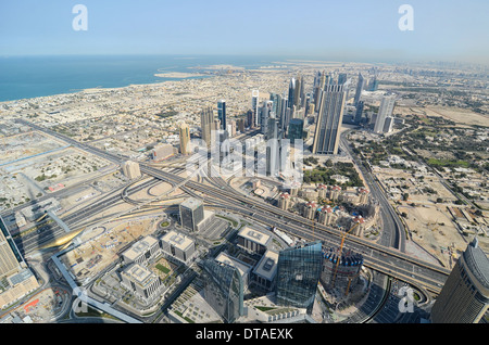 Guardando a nord-est dal ponte di osservazione di Burj Khalifa - Il mondo del più alto edificio - in Dubai, UAE. Foto Stock