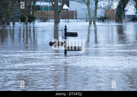 Worcester centro città intorno al fiume Severn area che mostra le inondazioni. Nella foto, un segno profondo in acqua di inondazione lungo la sponda del fiume Foto Stock