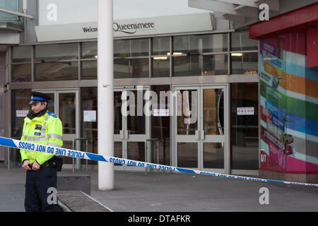 Slough, Berkshire, Regno Unito. Xiii Febbraio, 2014. Esercito degli uffici di reclutamento evacuato dopo la bomba minaccia. Immagine mostra cordone di polizia al di fuori Queensmere shopping center Credito: Kevin Day/Alamy Live News Foto Stock