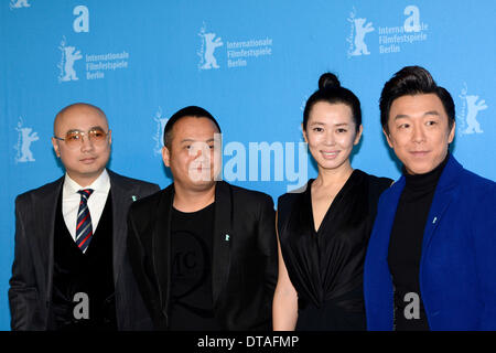 Berlino, Germania. Xiii Febbraio, 2014. Regista cinese Ning Hao (2 L) pone con attori cinesi (LtoR) Xu Zheng, Yu Nan e Huang Bo durante il "Wu ren qu / No Man's Land' photocall al 64esimo Festival Internazionale del Cinema di Berlino / Berlinale 2014 nel febbraio del credito: dpa picture alliance/Alamy Live News Foto Stock