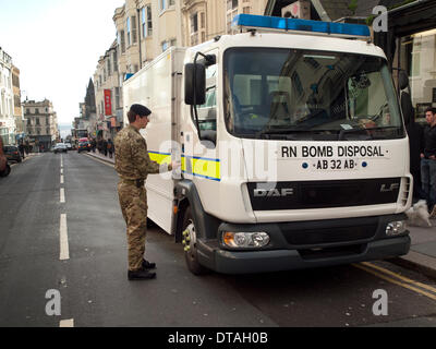 In Brighton, membri di The Bomb Squad smaltimento indagare un pacco sospetto Foto Stock