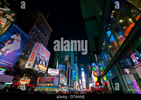 Settima Avenue di notte, Midtown Manhattan New York City USA Foto Stock