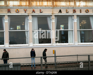 Una giornata di vento sul lungomare di Brighton, al di fuori del Royal Albion Hotel Foto Stock
