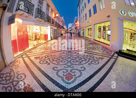 Il Portogallo, Algarve: portoghese tipica strada di ciottoli nel centro storico di Faro Foto Stock