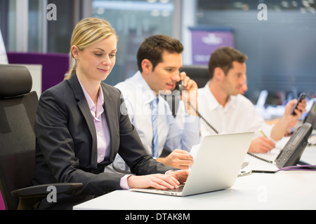 Incentrato sul business team che lavora in ufficio con computer e telefoni Foto Stock