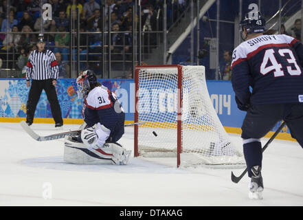 Sochi, Russia. Xiii Febbraio, 2014. 2014 Olimpiadi invernali - Sochi, Russia.Hockey - USA vs Slovacchia Credito: Jeff Cable/ZUMAPRESS.com/Alamy Live News Foto Stock