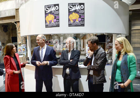 L'attrice Ulrike Frank (L-R), Premier del Land di Brandeburgo, Dietmar Woidke (SPD), Rainer Wemcken, CEO di UFA fiction seriale, attore Clemens Loehr e attrice Eva Mona Rodekirchen sono illustrati durante la visita del Premier dell'UFA studios di Babelsberg, Germania, 13 febbraio 2014. Foto: RALF HIRSCHBERGER/dpa Foto Stock