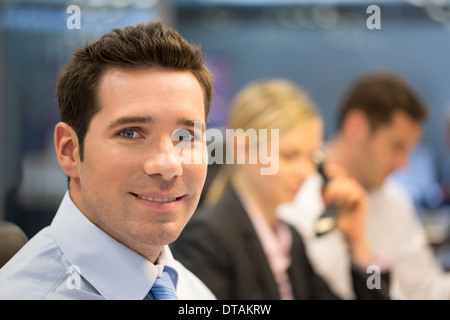 Ritratto di sorridente imprenditore bello in ufficio, guardando la fotocamera Foto Stock