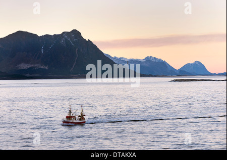 Scena invernale, con la barca da pesca dalla costa norvegese nei pressi del villaggio di Ørnes, Nordland County, Norvegia Foto Stock