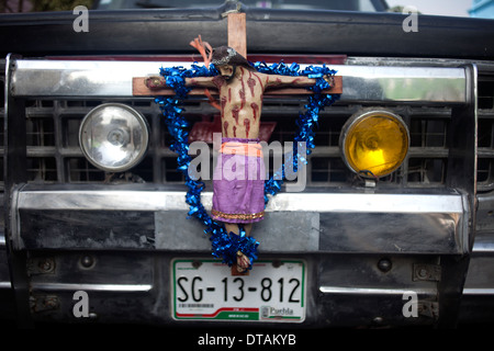 Un'immagine del crocifisso Gesù Cristo decora un carrello in pellegrinaggio alla Madonna della Basilica di Guadalupe a Città del Messico Foto Stock