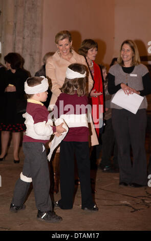 Abbazia di Dorchester, Oxford. Xiii Febbraio, 2014. HRH Sophie, Countesss del Wessex visite Abbazia di Dorchester a dà il suo appoggio al patto, di un bambini carità celebra i suoi cento anni. La carità adozioni aiuta il progresso e altri progetti comunitari il successo. Credito: petericardo lusabia/Alamy Live News Foto Stock