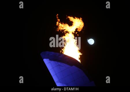 Sochi, Russia. Xiii Febbraio, 2014. La fiamma olimpica brucia durante la luna piena durante il Sochi 2014 Giochi Olimpici di Sochi, Russia, 13 febbraio 2014. Foto: Christian Charisius/dpa Credito: dpa picture alliance/Alamy Live News Foto Stock