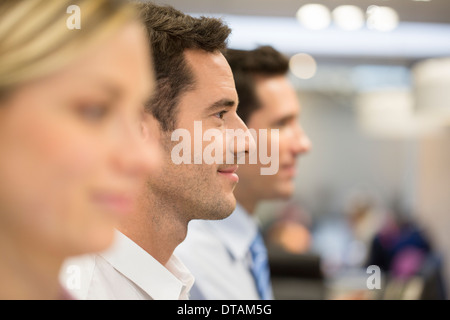 Donna Uomo ufficio del gruppo linea di profilo Foto Stock