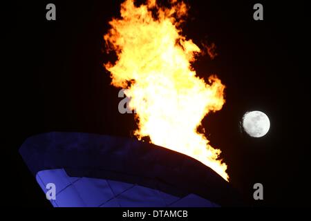 Sochi, Russia. Xiii Febbraio, 2014. La fiamma olimpica brucia durante la luna piena durante il Sochi 2014 Giochi Olimpici di Sochi, Russia, 13 febbraio 2014. Foto: Christian Charisius/dpa Credito: dpa picture alliance/Alamy Live News Foto Stock