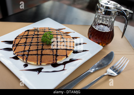 Pancake con sciroppo di miele e salsa al cioccolato Foto Stock