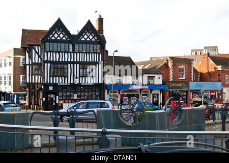 Fila di negozi in Bridge Street, Leatherhead Surrey, Inghilterra, Regno Unito Foto Stock