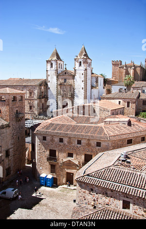 Città monumentale di Caceres; San Jorge e la piazza della città vecchia Foto Stock