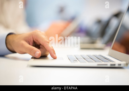 Dito maschio uomo d affari computer desk Foto Stock