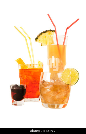 Isolato diversi cocktail con cannucce Foto Stock