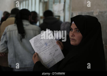 La città di Gaza. Xiii Febbraio, 2014. Un paziente palestinese visualizza il suo documento scritto 'state della Palestina" rilasciata da Hamas-run dipartimento di assistenza sanitaria nella città di Gaza, il 13 febbraio, 2014. Decine di Palestinesi i pazienti che chiedono di entrare in terapia in Israele era negata dalle autorità israeliane attraverso Erez incrocio con la striscia di Gaza per trattenere i documenti utilizzando il termine " Stato di Palestina". Credito: Wissam Nassar/Xinhua/Alamy Live News Foto Stock