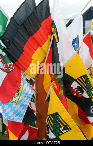 Leipzig, Germania, Tedesco bandiera nazionale e bandiere di paesi Foto Stock