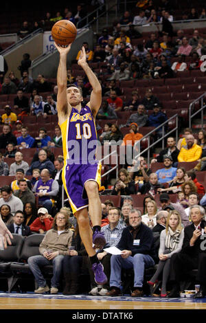 Febbraio 7, 2014: Los Angeles Lakers point guard Steve Nash (10) Spara la palla durante il gioco NBA tra i Los Angeles Lakers e la Philadelphia 76ers presso la Wells Fargo Center di Philadelphia, Pennsylvania. I Lakers ha vinto 112-98. (Christopher Szagola/Cal Sport Media) Foto Stock