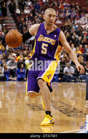 Febbraio 7, 2014: Los Angeles Lakers point guard Steve Blake (5) in azione durante il gioco NBA tra i Los Angeles Lakers e la Philadelphia 76ers presso la Wells Fargo Center di Philadelphia, Pennsylvania. I Lakers ha vinto 112-98. (Christopher Szagola/Cal Sport Media) Foto Stock