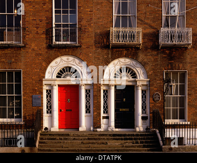 Immagine Vintage Circa 1970: Porte in stile georgiano e lunette, Merrion Square, Dublino, Irlanda Foto Stock