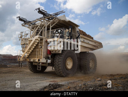 Un Hitatchi180ton/ diesel ibrido elettrico haul carrello si sposta i rifiuti in una grande scala fossa aperta miniera di rame in Africa. Foto Stock