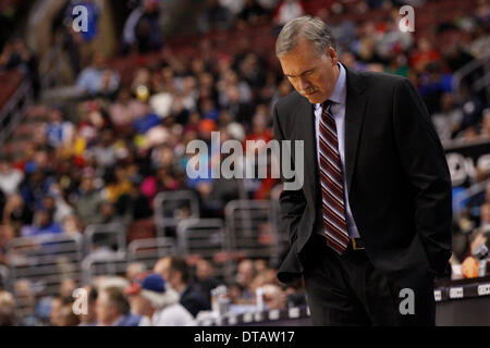 Febbraio 7, 2014: Los Angeles Lakers capo allenatore Mike D'Antoni pende la sua testa durante il gioco NBA tra i Los Angeles Lakers e la Philadelphia 76ers presso la Wells Fargo Center di Philadelphia, Pennsylvania. I Lakers ha vinto 112-98. (Christopher Szagola/Cal Sport Media) Foto Stock