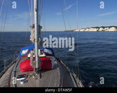 Barca a vela nei pressi di Møns Klint, Danimarca Foto Stock