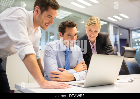 Un team aziendale di tre in ufficio e i lavori di pianificazione Foto Stock