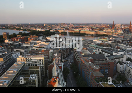 Amburgo, Germania, in vista delle rive del Lago Alster ( a destra) e l'esterno lago Alster Foto Stock