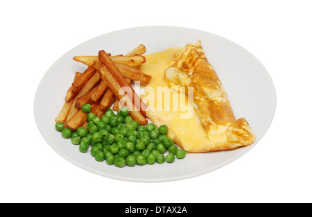 Frittata al formaggio con patatine e piselli su una piastra isolata contro bianco Foto Stock